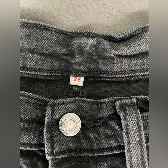 Levi’s Black Mom Short 25 - Picture 3 of 3
